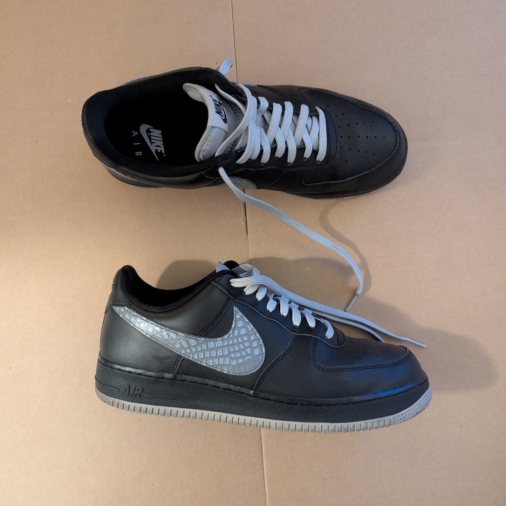 Nike Black and Gray Athletic Shoes with Sleek Design